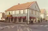 Butiksbyggnad med putsad fasad mot Fiskaregatan. Bilderna är tagna inom ramen för Kalmar kommuns inventering av Kvarnholmens bebyggelse 1970-1971 och skänkta till länsmuseet.