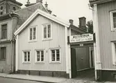Byggnadsinventering juni 1974, bostadshus med fasad mot Östra Sjögatan. Bilderna är tagna inom ramen för Kalmar kommuns inventering av Kvarnholmens bebyggelse 1970-1971 och skänkta till länsmuseet.
