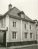 Byggnadsinventering juni 1974, bostadshus med fasad mot Östra Sjögatan. Bilderna är tagna inom ramen för Kalmar kommuns inventering av Kvarnholmens bebyggelse 1970-1971 och skänkta till länsmuseet.