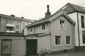 Byggnadsinventering juni 1974. Fasad mot Fiskaregatan. Bilderna är tagna inom ramen för Kalmar kommuns inventering av Kvarnholmens bebyggelse 1970-1971 och skänkta till länsmuseet.