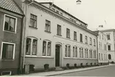 Byggnadsinventering juni 1974, bostadshus med fasad mot Östra Sjögatan. Bilderna är tagna inom ramen för Kalmar kommuns inventering av Kvarnholmens bebyggelse 1970-1971 och skänkta till länsmuseet.