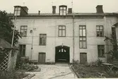 Byggnadsinventering juni 1974, bostadshus med fasad mot gård. Bilderna är tagna inom ramen för Kalmar kommuns inventering av Kvarnholmens bebyggelse 1974 och skänkta till länsmuseet.
