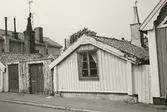 Byggnadsinventering juni 1974, enkelstuga med fasad mot Norra Långgatan. Bilderna är tagna inom ramen för Kalmar kommuns inventering av Kvarnholmens bebyggelse 1974 och skänkta till länsmuseet.