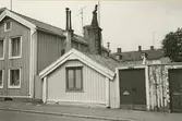 Byggnadsinventering juni 1974, enkelstuga med fasad mot Norra Långgatan. Bilderna är tagna inom ramen för Kalmar kommuns inventering av Kvarnholmens bebyggelse 1974 och skänkta till länsmuseet.