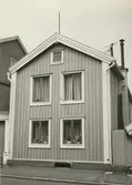 Byggnadsinventering juni 1974, bostadshus med fasad mot Norra Långgatan. Bilderna är tagna inom ramen för Kalmar kommuns inventering av Kvarnholmens bebyggelse 1974 och skänkta till länsmuseet.