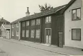 Byggnadsinventering juni 1974, bostadshus med fasad mot Norra Långgatan. Bilderna är tagna inom ramen för Kalmar kommuns inventering av Kvarnholmens bebyggelse 1970-1971 och skänkta till länsmuseet.