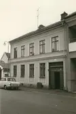 Byggnadsinventering juni 1974, bostadshus med fasad mot Storgatan. Bilderna är tagna inom ramen för Kalmar kommuns inventering av Kvarnholmens bebyggelse 1974 och skänkta till länsmuseet.