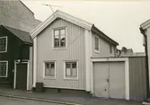 Byggnadsinventering juni 1974, bostadshus med fasad mot Storgatan. Bilderna är tagna inom ramen för Kalmar kommuns inventering av Kvarnholmens bebyggelse 1974 och skänkta till länsmuseet.