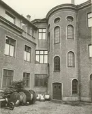 Byggnadsinventering juni 1974, bostadshus med fasad mot gård. Bilderna är tagna inom ramen för Kalmar kommuns inventering av Kvarnholmens bebyggelse 1974 och skänkta till länsmuseet.