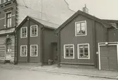 Byggnadsinventering juni 1974, bostadshus med fasad mot Storgatan. Bilderna är tagna inom ramen för Kalmar kommuns inventering av Kvarnholmens bebyggelse 1974 och skänkta till länsmuseet.