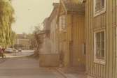 Kv Laken och Laxen, husflyttning.
När östra Malmen revs för polishus flyttades några hus till Strandgatan. Fotot är från ett av dessa hus. Bilderna är tagna inom ramen för Kalmar kommuns inventering av Kalmars bebyggelse 1974 och skänkta till länsmuseet.