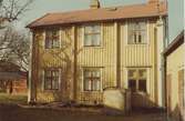 Kv Laken och Laxen, byggnation.

När östra Malmen revs för polishus flyttades några hus till Strandgatan. Fotot är från ett av dessa hus. Bilderna är tagna inom ramen för Kalmar kommuns inventering av Kvarnholmens bebyggelse 1974  och skänkta till länsmuseet.