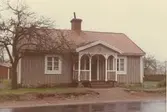 Bostadshus med liten veranda. Bilderna är tagna inom ramen för Kalmar kommuns inventering av stadens bebyggelse 1974 och skänkta till länsmuseet.