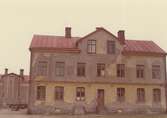 Flerfamiljshus på Ängö. Med frontespis och putsad fasad. Bilderna är tagna inom ramen för Kalmar kommuns inventering av stadens bebyggelse 1974 och skänkta till länsmuseet.