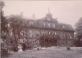 Major Fredrik Mannerskantz med familj på majorskans födelsedag vid Värnanäs herrgård omkring sekelskiftet 1900.