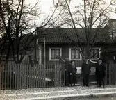 Det lilla gröna huset bakom Tripp-trapp-trull. Här bodde sjökapten Claes Emil Holmgren i 55 år, fram till sin död ??. Här fostrade han och hustrun elva barn varav nio överlevde fadern. Hustrun avled 1938. Claes Emil var till sjöss större delen av sitt liv och ägde bl a den sista kalmarbyggda träskutan, Astrid, som färdigställdes 1903 och senare seglade under namnet Falken II. Hon sprängdes 1968.
