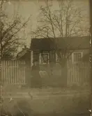 Det lilla gröna huset bakom Tripp-trapp-trull. Här bodde sjökapten Claes Emil Holmgren i 55 år, fram till sin död ??. Här fostrade han och hustrun elva barn varav nio överlevde fadern. Hustrun avled 1938. Claes Emil var till sjöss större delen av sitt liv och ägde bl a den sista kalmarbyggda träskutan, Astrid, som färdigställdes 1903 och senare seglade under namnet Falken II. Hon sprängdes 1968.