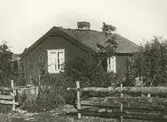 Stuga vid järnvägssstationen i Rinkabyholm. Den beboddes av änkefrun Karolina Gråberg från 1881 tills 1936,då hon avled 93 år gammal.