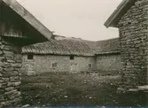 Ladugård med stenfasad och stråtak i Berga på Öland.