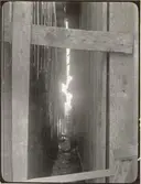 Skillnadsgata mellan Robert Karlssons och Gunnar Sandgrens gårdar. Den förres till vänster och den senares till höger. Logar och ladugårdar.