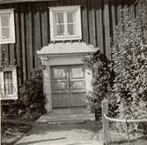 Portal på ett hus nära järnvägsstationen i Högsby.