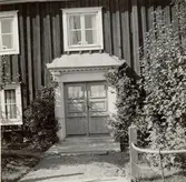 Portal på ett hus nära järnvägsstationen i Högsby.