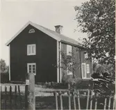 Bostadshus med träfasad och portal, Släthult.