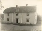 Staby gård. Gamla post- och gästgiveribyggningen, åt gården.