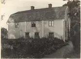 Staby gård. Gamla post- och gästgiveribyggnaden från trädgården.