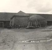 Ekonomibyggnad med hjälmtak på Staby herrgård.