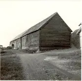 Valåkra by. Mörtagården. Loge och fähuslänga sedda från sydväst.