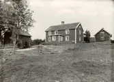 Valåkra nr. 2. Från söder med bygatan och mangården.