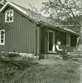 En man utanför sitt torp i Järeda.