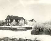 Kyrkvärden Gustafssons gård.
Ägdes 1933 av Åke Göllin med fru.