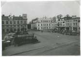 Frimurarhotellet och teatern på Larmtorget. När bilden togs användes torget som parkeringsyta.