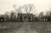 Huvudbyggnaden, förr ålderdomshem. Två epoker i gårdens historia.