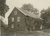 Magasin som uppges vara byggt av timmer från Ljungbys gamla träkyrka.
