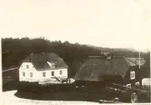 Lidhem. Äldre foto (1860-talet) av de numera rivna byggnaderna. Den nuvarande bebyggelsen är helt modern.