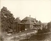 Lidhems herrgårds norra flygel, ombyggd till corps de logi av ingenjör E. Wikander. Den brann år 1897.