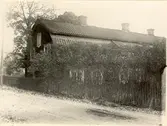 Huvudbyggnaden från landsvägen, baksidan. Till vänster. skymtar den andra byggnaden på gården.