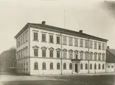 Gamla läroverket. Byggt 1834-35, efter ritning av C. F. Sundvall. Numera stadshus.