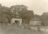 Porten på Misterhults gård sedd från mangården.