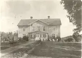 Mangårdsbyggnaden, gårdssidan. Möjligen ett gammalt hus som moderniserats på 1870-talet. Färg grågul. - Plan sexdelad.