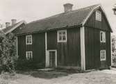 Mangårdsbyggnad. Längd 10 m.Bredd 5,5 m. Äldsta i Baggetorp. Under 1800-talets senare hälft bodde en riksdagsman Svensson där. Nu (1937) ortens JUF-lokal.