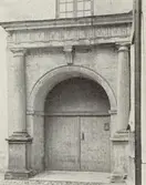 Sydvästra borggårdsportalen på Kalmar slott. Roland Mackle fick betalning fördensamma 1569 och den uppsattes samma år. Foto:1900-talets början
På vissa plåtar har Martin Olsson klistrat eltejp för att markera hur bilden skulle beskäras i boken.