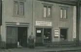 Birger Theander utanför sin affär. Gåva av familjen Theander.
Artikel om Birger Theanders 75-årsdag finnes.