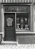 Bergers Urmakeri, skyltfönstret med ur.