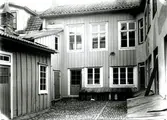 En innergård med kullersten i kv. Landshövdingen. Bostäder och affär.