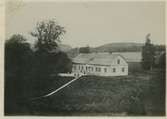 Huvudbyggningen. Efter foto från 1860-talet (Originalet tillhörde fru Landsberg, Rostorp).