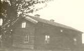 Gammal bondstuga. I stugan finns fragment av väggmålningar. 

Hj. Johansson 1929.